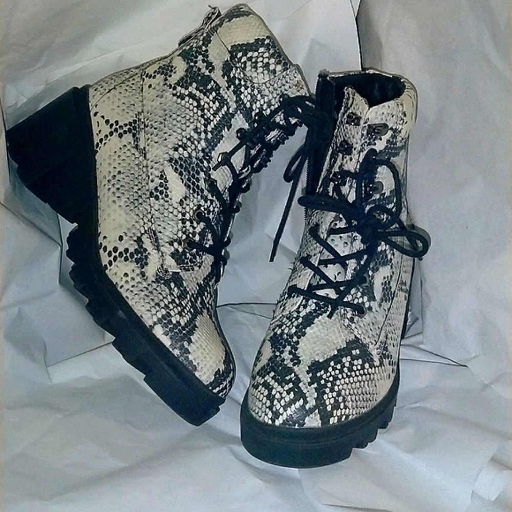Madden Girl Dillan Snake Skin Combat Boots Animal Print Size 8 W
